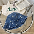 Dunkelblauer Anglerhut aus Denim mit aufgestickten Gänseblümchen im Sommerstil - 56-60cm / Mittelblau & Weiß