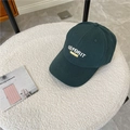 Gorra de béisbol de algodón verde oscuro con bordado sobre un taburete blanco - 56-59cm (Ajustable) / Verde