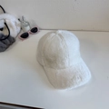 Gorra de béisbol de felpa blanca minimalista hecha de piel sintética suave para el invierno - Ajustable / Blanco