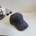 Gorra de béisbol de piel sintética gris oscuro para invierno con textura de felpa - Ajustable / Gris