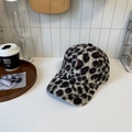 Casquette de baseball léopard en fausse fourrure beige et noire pour femme, texture peluche - 56-58cm (Réglable) / Bordeaux