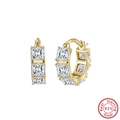 Primer plano del sello S925 en pendientes dorados con piedras de moissanita cuadradas - Chapado en oro 14K