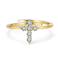 Dettaglio macro dell'anello croce d'oro con marchio S925 e micropavé di pietre bianche - Moissanite da 2mm / Oro 14K