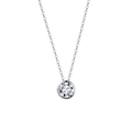 Primo piano del ciondolo moissanite con castone su una sottile catena in argento - Piccolo / Argento