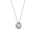 Dettaglio di un ciondolo in moissanite rotondo con castone su una sottile catena a maglia - Grande / Argento