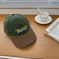 Retro-Baseballkappe in Grün und Braun mit gelber Stickerei auf rustikalem Holztisch - 56-58cm Verstellbar / Armeegrün