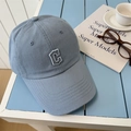 Gorra de béisbol unisex azul grisáceo con letra C bordada en un banco de madera - 56-58cm Ajustable / Azul
