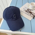 Casquette de baseball en coton bleu marine avec broderie C sur une table de café chic - 56-58cm Ajustable / Bleu Marine