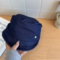 Gorra newsboy vintage de lona azul oscuro con un pequeño emblema redondo de metal dorado - 56-58cm / Azul marino