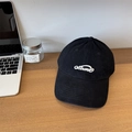 Gorra de béisbol negra con bordado Course blanco sobre escritorio de madera rústica - Estilo de Bordado (Course) / Negro