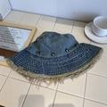 Donkerblauwe denim vissershoed in streetstyle met gerafelde randen en zilveren klinknagels - 56-58cm / Vintage Blauw