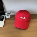 Gorra de béisbol roja clásica con bordado blanco sobre una mesa de madera rústica - Estilo de Bordado (Course) / Rojo
