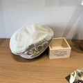 Beigefarbene gewaschene Baumwoll-Baskenmütze mit bunten Knöpfen und Stickerei-Detail - 56-58cm (Verstellbar) / Beige Khaki