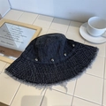 Donkergrijze denim vissershoed met gerafelde randen en zilveren ster klinknagels streetstyle - 56-58cm / Zwart
