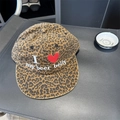 Berretto da baseball in cotone leopardato con ricamo rosso 'I ❤️ BEER BELLY' su piano scuro - 56-58cm (Regolabile) / Stampa leopardata