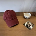 Gorra de béisbol de algodón lavado burdeos con bordado blanco Lucy sobre madera - Burdeos