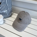 Gorra de béisbol de pana gris retro con bordado vintage en un banco blanco - Ajustable / Café Claro