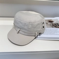 Gorra militar beige de lona lavada con hebilla metálica y detalles de cinta decorativa - Beige
