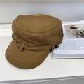 Berretto militare in cotone lavato color cuoio con fibbia laterale per donna - Cammello