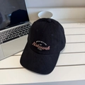 Gorra de béisbol de algodón negro con bordado rosa en un entorno de escritorio - 56-58cm Ajustable / Negro