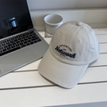 Gorra de béisbol de algodón beige con bordado vintage sobre un escritorio blanco - 56-58cm Ajustable / Beige Caqui