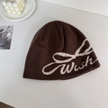 Braune Strickmütze mit weißem Wish-Schriftzug für Wärme und Stil im Winter - 56-58cm / Braun