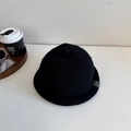 Klassieke zwarte gebreide melon hat met bolletje bovenop en stijlvol zij-etiket - 56-58cm Elastisch / Zwart