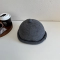 Donkergrijze gebreide muts met opgerolde rand en decoratieve punt voor de winter - 56-58cm Elastisch / Grijs