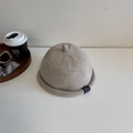 Beige gebreide docker muts met zijlabel en knoopdetail, stijlvolle winterlook - 56-58cm Elastisch / Beige Khaki