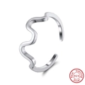 Vista detallada del anillo de plata de ley 925 con diseño ondulado y banda abierta - Abierto Ajustable / Platino