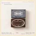 Vintage Stempel aus Buchenholz mit Ornamentrahmen in einer klassischen Verpackung - Klassisches Rundsiegel