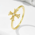 Anello a croce di lusso in argento S925 con finitura dorata e zirconi lucenti - US 5 / Giallo