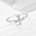 Lussuoso anello a croce in argento sterling S925 con zirconi scintillanti vista macro - US 5 / Bianco