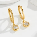 Macro-opname van 925 zilveren gouden oorhangers met rond ingezette zirkoniasteentjes - 925 zilver / Geel