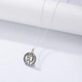 Collana con ciondolo moneta Elisabetta II in argento sterling S925 vintage su supporto bianco - Argento 925 / Vintage