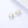 Detalle macro de pendientes punk de plata 925 bañados en oro con tres púas cónicas - Plata 925 / Oro