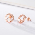Dettaglio orecchini opale in oro rosa con pavé di zirconi e chiusura a farfalla sul retro - Oro Rosa