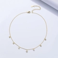 Collar choker de plata s925 dorada con siete colgantes de circonita sobre fondo blanco - Plata 925 / Dorado
