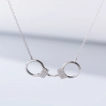 Dettaglio macro del ciondolo a manetta in argento sterling con pavé di zirconi - Argento 925 / Argento