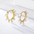 Élégantes boucles d'oreilles créoles dorées avec perles blanches et zircons brillants - Argent 925 / Jaune