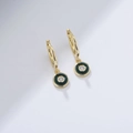 Dettaglio dell'orecchino in argento S925 placcato oro con smalto verde e zircone lucido - Argento 925 / Teal