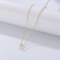 Macro-opname van gouden sterhanger ketting met wit emaille inlegwerk en kleine zirkoon - 925 zilver / Wit