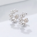 Dettaglio dell'orecchino a polsino in argento S925 con fiori di perle a forma di C - Argento 925 / Bianco
