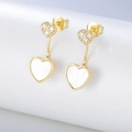 Dettaglio degli orecchini a cuore in argento S925 con zirconi e madreperla bianca - Oro