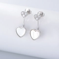 Dettaglio di orecchini a cuore in argento s925 con madreperla bianca e zirconi - Argento