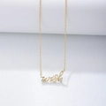Makroaufnahme des goldenen Wish-Schriftzugs am minimalistischen Gliederkettenhalsband - 925er Silber / Gold