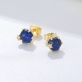 Detail eines 925er Silberohrrings mit Lapislazuli und kleinem goldenen Sternbesatz - 925er Silber / Gold