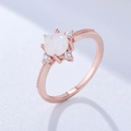 Anello in argento 925 con pietra di luna e accenti di diamanti in una vista a 45 gradi - US 6 / Oro Rosa (KSR155)
