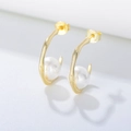 Eleganti orecchini a C in argento S925 placcato oro con texture organica e perle bianche - Argento 925 / Giallo
