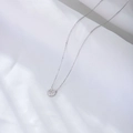 Collar clásico de plata de ley S925 con colgante redondo de circonitas sobre seda blanca - Plata 925 / Plateado